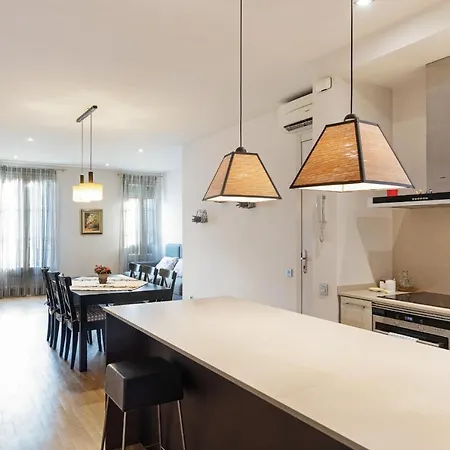 Amazing 2 Bed Apt, Sleeps 6 Nr Eixample Apartment *